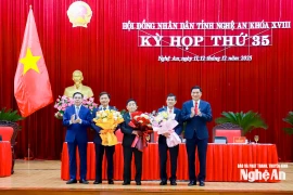 Các lãnh đạo Nghệ An tặng hoa chúc mừng tân Phó Chủ tịch Ủy ban Nhân dân tỉnh Thái Văn Thành và các đồng chí vừa được miễn nhiệm, bầu làm Ủy viên UBND tỉnh. (Nguồn: Báo Nghệ An)