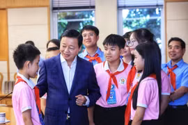 Phó Thủ tướng Trần Hồng Hà thăm hỏi, động viên các em thiếu nhi Cháu ngoan Bác Hồ tỉnh Hà Tĩnh. (Ảnh: Tuấn Anh/TTXVN)