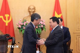 Giám đốc Học viện Chính trị Quốc gia Hồ Chí Minh Nguyễn Xuân Thắng tiếp Đại sứ Ấn Độ tại Việt Nam. (Ảnh: Tuấn Anh/TTXVN)