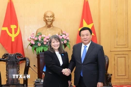 Giám đốc Học viện Chính trị quốc gia Hồ Chí Minh Nguyễn Xuân Thắng tiếp Giám đốc UNICEF khu vực Đông Á và Thái Bình Dương June Kunugi. (Ảnh: Tuấn Anh/TTXVN)