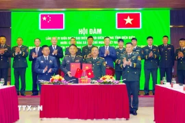 Hai bên ký kết và trao đổi biên bản ghi nhớ nội dung hợp tác. (Ảnh: TTXVN phát)