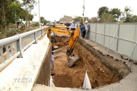 Chủ tịch Ủy ban Nhân dân tỉnh Gia Lai Phạm Anh Tuấn kiểm tra tình hình thiệt hại sau bão, lũ tại khu vực phía Tây tỉnh Gia Lai. (Ảnh: Quang Thái/TTXVN)