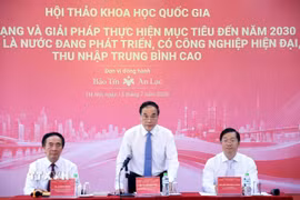 Phó Giáo sư-Tiến sỹ Vũ Văn Phúc, nguyên Tổng Biên tập Tạp chí Cộng sản, nguyên Phó Trưởng Ban Tuyên giáo Trung ương phát biểu điều hành hội nghị. (Ảnh: Tuấn Anh/TTXVN)