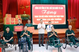Tổng Bí thư, Chủ tịch nước Tô Lâm tặng quà cho Trung tâm Điều dưỡng thương binh Thuận Thành. (Ảnh: Thống Nhất/TTXVN)