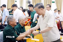 Tổng Bí thư, Chủ tịch nước Tô Lâm thăm hỏi, tặng quà cho các thương binh, bệnh binh. (Ảnh: Thống Nhất/TTXVN)