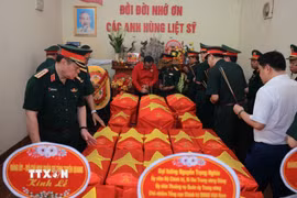 Đại tướng Nguyễn Trọng Nghĩa tưởng niệm hài cốt các liệt sỹ được quy tập về nhà chờ của Đội tìm kiếm, quy tập hài cốt liệt sỹ (Bộ Chỉ huy quân sự tỉnh Tuyên Quang). (Ảnh: Hoàng Hiếu/TTXVN)