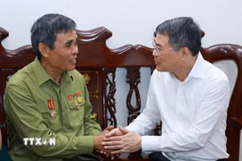 Thủ tướng Lê Minh Hưng thăm gia đình ông Vy Văn Nước (sinh năm 1948, thương binh tỷ lệ tổn thương cơ thể 42%), sinh sống tại Khối 8, phường Đông Kinh. (Ảnh: Dương Giang/TTXVN)