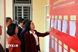 Bà Nguyễn Thị Thanh, Ủy viên Trung ương Đảng, Phó Chủ tịch Quốc hội, Ủy viên Hội đồng Bầu cử Quốc gia, kiểm tra tại tổ bầu cử khu phố Bãi Cháy 5B, phường Bãi Cháy. (Ảnh: Đức Hiếu/TTXVN)