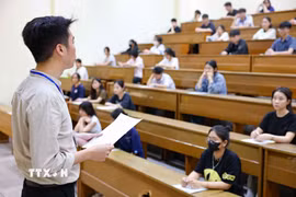 Giám thị phổ biến quy chế thi cho thí sinh trong một kỳ thi. (Ảnh: Thanh Tùng/TTXVN)