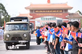 Đông đảo cán bộ, chiến sỹ và các quần chúng nhân dân tiễn cán bộ, chiến sỹ các Đội K70, K71 và K73 xuất quân thực hiện nhiệm vụ tìm kiếm hài cốt liệt sỹ hy sinh tại Campuchia qua các thời kỳ. (Ảnh: Bùi Giang/TTXVN)