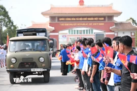Đông đảo cán bộ, chiến sỹ và các quần chúng nhân dân tiễn cán bộ, chiến sỹ các Đội K70, K71 và K73 xuất quân thực hiện nhiệm vụ tìm kiếm hài cốt liệt sỹ hy sinh tại Campuchia qua các thời kỳ. (Ảnh: Bùi Giang/TTXVN)