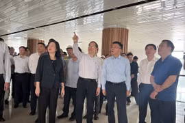 Phó Thủ tướng Lê Thanh Long kiểm tra thực tế công trình xây dựng cơ sở 2 của Bệnh viện Bạch Mai và Việt Đức tại Hà Nam. (Ảnh: Đỗ Bình/TTXVN)