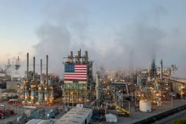 Nhà máy lọc dầu ở California, Mỹ. (Ảnh: AFP/TTXVN)