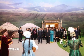 Tổng Bí thư Tô Lâm và Phu nhân cùng Tổng thống Kassym-Jomart Tokayev tham quan Làng Văn hóa Dân tộc Kazakhstan (Ảnh: Thống Nhất/TTXVN)