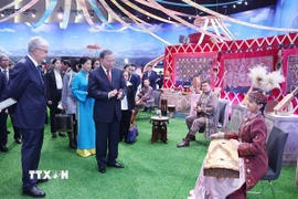 Tổng Bí thư Tô Lâm và Phu nhân cùng Tổng thống Kassym-Jomart Tokayev tham quan Làng Văn hóa Dân tộc Kazakhstan (Ảnh: Thống Nhất/TTXVN)