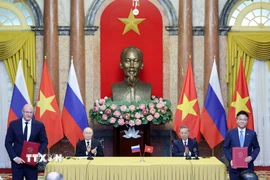 Chủ tịch nước Cộng hòa Xã hội Chủ nghĩa Việt Nam Tô Lâm và Tổng thống Liên bang Nga Vladimir Putin chứng kiến trao các văn kiện đã ký kết giữa hai nước vào chiều 20/6/2024. (Ảnh: Nhan Sáng/TTXVN)