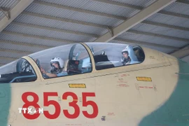 Hai phi công sẵn sàng di chuyển máy bay trở về đơn vị. (Ảnh: Lê Xuân/TTXVN)