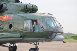 Phi công vẫy tay chào tạm biệt trước khi máy bay cất cánh. (Ảnh: Lê Xuân/TTXVN)