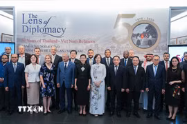 Đại sứ Thái Lan tại Việt Nam Urawadee Sriphiromya và Tổng Giám đốc TTXVN Vũ Việt Trang cùng đại biểu chụp ảnh chung. (Ảnh: Lê Đông/TTXVN)