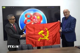 Đại sứ Việt Nam tại Israel Lý Đức Trung tặng cờ Đảng cho ông Issam Makhoul, Ủy viên Bộ Chính trị Đảng Cộng sản Israel, Chủ tịch Hadash ngày 15/8/2025. (Ảnh: Thanh Bình/TTXVN)