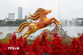 Linh vật ngựa đặt ở bờ Bắc sông Hương, thành phố Huế. (Ảnh: Nguyên Lý/TTXVN)