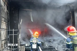 Lực lượng chức năng khống chế một đám cháy. (Ảnh minh họa: TTXVN phát)