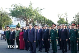 Tổng Bí thư Tô Lâm và các đại biểu dâng hoa, dâng hương tại Tượng đài Chiến thắng. (Ảnh: Thống Nhất/TTXVN)