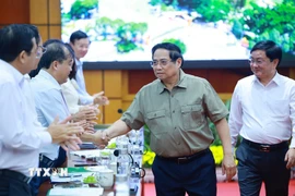 Thủ tướng Phạm Minh Chính với lãnh đạo Tỉnh ủy Tây Ninh. (Ảnh: Dương Giang/TTXVN)