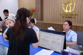 Người dân đến làm thủ tục hành chính tại phường Tây Hồ, thành phố Hà Nội. (Ảnh: Văn Điệp/TTXVN)