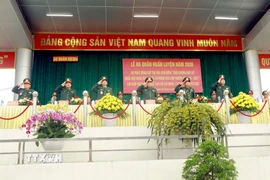 Lãnh đạo Quân khu 2, Lãnh đạo Sư đoàn 304 thực hiện nghi thức chào cờ tại Lễ ra quân huấn luyện năm 2026. (Ảnh: Hoàng Hùng/TTXVN)