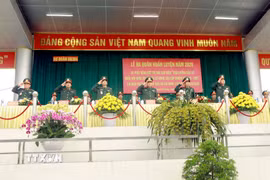 Lãnh đạo Quân khu 2, Lãnh đạo Sư đoàn 304 thực hiện nghi thức chào cờ tại Lễ ra quân huấn luyện năm 2026. (Ảnh: Hoàng Hùng/TTXVN)