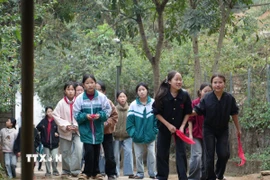 Học sinh Trường Phổ thông Dân tộc bán trú Trung học cơ sở Nậm Cắn, xã Nậm Cắn đến trường sau Tết. (Ảnh: Bích Huệ/TTXVN)