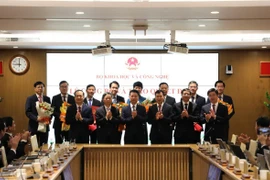 Lãnh đạo Bộ Khoa học và Công nghệ chúc mừng các cán bộ nhận quyết định. (Nguồn: Tạp chí Khoa học và Công nghệ)