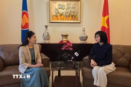 Đại sứ Tôn Thị Ngọc Hương (phải), Trưởng Phái đoàn đại diện thường trực Việt Nam tại ASEAN, trả lời phỏng vấn của TTXVN. (Ảnh: Minh Thái/TTXVN)