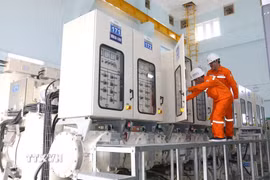 Công nhân ngành điện Thành phố Hồ Chí Minh kiểm tra vận hành Trạm biến áp 110 kV Chợ Lớn được đầu tư mới, hiện đại trong giai đoạn 2020-2025. (Ảnh: Thanh Vũ/TTXVN)