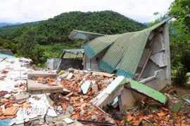 Nhà dân nằm dọc tuyến quốc lộ 16 qua địa bàn xã Nhôn Mai (tỉnh Nghệ An) bị sập đổ tan hoang do tình trạng sạt lở, sụt trượt vách taluy âm. (Ảnh: Xuân Tiến/TTXVN)