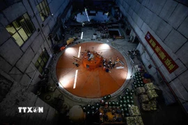 Các kỹ sư, công nhân thi công khu vực đặt 2 tổ máy. (Ảnh: Trọng Đạt/TTXVN)