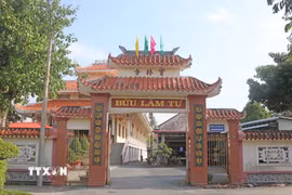 Phòng khám Y học cổ truyền từ thiện Chợ Vàm nằm trong khuôn viên chùa Bửu Lâm (xã Chợ Vàm, tỉnh An Giang) đã trở thành địa chỉ tin cậy của hàng nghìn bệnh nhân nghèo trong và ngoài tỉnh An Giang. (Ảnh: Công Mạo/TTXVN)