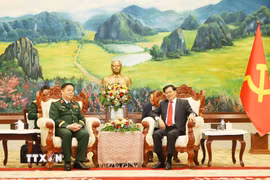 Tổng Bí thư, Chủ tịch nước Lào Thongloun Sisoulith tiếp Đại tướng Nguyễn Trọng Nghĩa đến chào xã giao. (Ảnh: Xuân Tú/TTXVN)