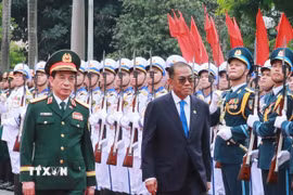 Phó Thủ tướng, Bộ trưởng Quốc phòng Phan Văn Giang và Bộ trưởng Quốc phòng Malaysia Dato Seri Mohamed Khaled Bin Nordin duyệt Đội danh dự Quân đội nhân dân Việt Nam. (Ảnh: Trọng Đức/TTXVN)