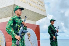 Cán bộ, chiến sỹ Đồn Biên phòng Thổ Châu (Bộ đội Biên phòng tỉnh Kiên Giang) canh gác bảo vệ mốc giới điểm A1 (đường cơ sở Việt Nam đánh dấu dùng để tính chiều rộng lãnh hải trên vùng biển Việt Nam). (Ảnh: Văn Sĩ/TTXVN)