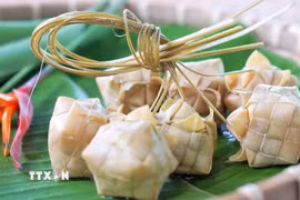 Trước đây, bánh Kà tum được làm chỉ để phục vụ trong các ngày lễ lớn của đồng bào dân tộc Khmer, như: Tết Chôl Chnăm Thmây, lễ Sene Dolta… Ngày nay, nhu cầu đối với bánh Kà tum tăng cao, trở thành món quà đặc sản của địa phương với mức giá bình dân (6.000 đồng/chiếc). (Ảnh: Công Mạo/TTXVN)
