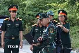 Cán bộ Viện Thiết kế, Tổng cục Hậu cần-Kỹ thuật (Bộ Quốc phòng) hỗ trợ vận hành máy radar. (Ảnh: Mai Trang/TTXVN)