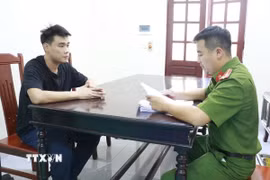 Đối tượng cầm đầu là Lê Văn Hoàng (sinh năm 1995), tạm trú tại phường Trấn Biên, thành phố Đồng Nai tại cơ quan công an. (Ảnh: TTXVN phát)