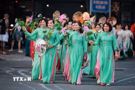 Hội Liên hiệp Phụ nữ phường Xuân Đỉnh trong chương trình diễu hành nghệ thuật “Sắc Sen Tây Hồ-Hà Nội." (Ảnh: Phạm Tuấn Anh/TTXVN)