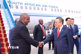 Tổng thống nước Cộng hòa Nam Phi Matamela Cyril Ramaphosa đến Hà Nội, bắt đầu thăm cấp Nhà nước đến Việt Nam. (Ảnh: Văn Điệp/TTXVN)