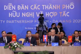 Lãnh đạo thành phố Đà Nẵng chủ trì phiên chính thức Diễn đàn. (Ảnh: Trần Lê Lâm/TTXVN)