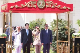 Tổng thống Ai Cập Abdel Fattah El-Sisi và Chủ tịch nước Lương Cường trên bục danh dự nghe quân nhạc cử quốc thiều hai nước. (Ảnh: Lâm Khánh/TTXVN)