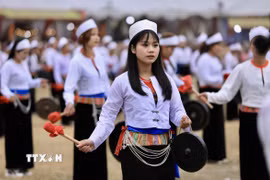 Phụ nữ Mường trong trang phục truyền thống trình diễn trong Lễ hội Khai hạ. (Ảnh: Trọng Đạt/TTXVN)