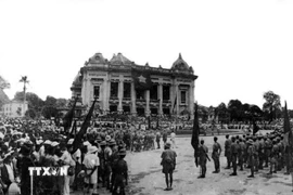 Những ngày tháng Tám sôi sục ở Thủ đô Hà Nội. Cách mạng Tháng Tám mở ra một thời đại mới ở Việt Nam, thời đại nhân dân Việt Nam làm chủ đất nước, làm chủ vận mệnh của chính mình. (Ảnh: TTXVN phát)